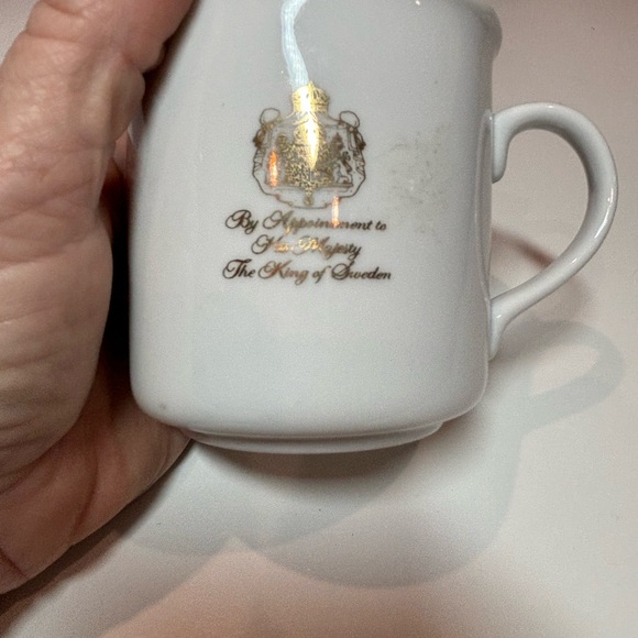 Elegant White Mug with Gold Accents - Picture 1 of 3